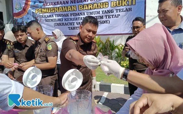 Thumbnail Berita - Kejari Situbondo Musnahkan Barang Bukti 117 Perkara, Termasuk 90,84 Gram Sabu