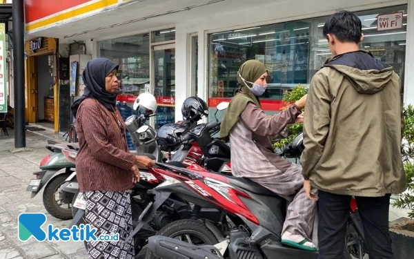 Meriahkan Hari Jadi ke-108 Kabupaten Sleman, Jukir Mengenakan Kebaya