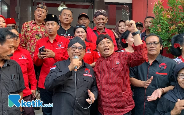 Thumbnail Berita - Longmarch Bareng Ribuan Pendukung, Guntur Wahono Kembalikan Formulir Cabup Blitar