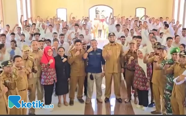 Thumbnail Berita - Bupati Halsel Bassam Kasuba Jadi Saksi Pernikahan Massal 204 Pasutri di Gereja