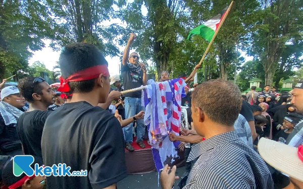 Ratusan Massa Kumail Bondowoso Bentangkan Bendera Palestina dan Bakar Bendera Israel