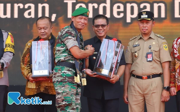 Thumbnail Berita - Gaungkan Kolaborasi Pentahelix dalam Pembangunan, Bupati Bandung Raih Pangdam Siliwangi Awards