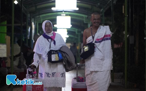 Thumbnail Berita - Terbang ke Mekah, Jemaah Haji Embarkasi Surabaya Sudah Kenakan Ihram dari Sukolilo