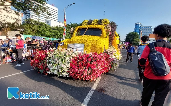 Thumbnail Mobil Hias dari Pelindo 3 yang bertemakan Surabaya Retro. (Foto: Husni Habib/Ketik.co.id)