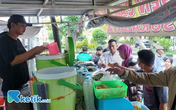 Thumbnail Berita - Menikmati Segelas Es Legen Cakar Mas, Hapuskan Dahaga di Tengah Cuaca Panas