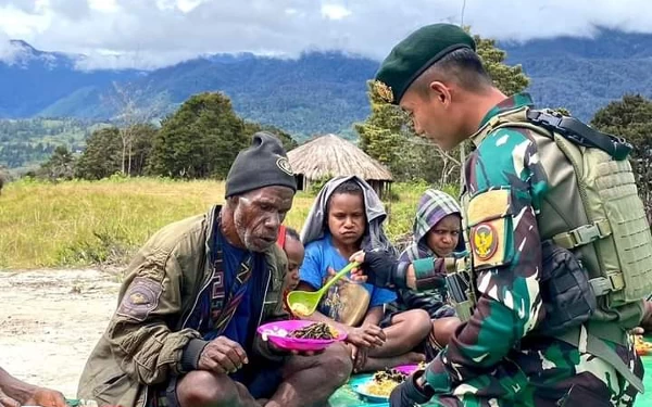 Potret Kedekatan TNI dengan Masyarakat Papua Lewat Makan Bersama