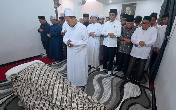 Thumbnail Berita - Istri Habib Luthfi Bin Yahya Meninggal Dunia, Presiden Jokowi Takziah ke Pekalongan