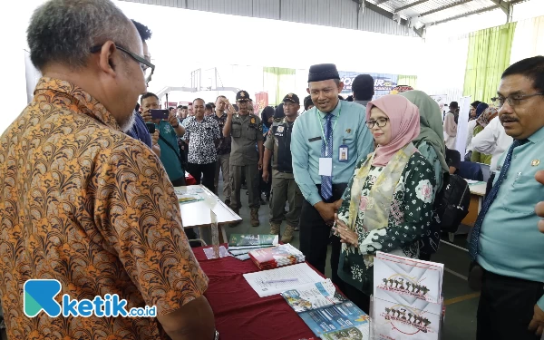 Thumbnail Berita - Pemkab Blitar Tekan Angka Pengangguran, Mak Rini Resmikan Jobfair SMK Kademangan