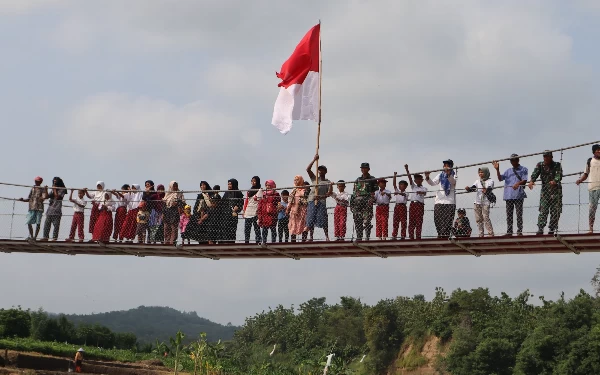 Thumbnail Berita - Kodam IV Diponegoro Sambung Asa Warga Kutamendala dengan Jembatan Merah Putih