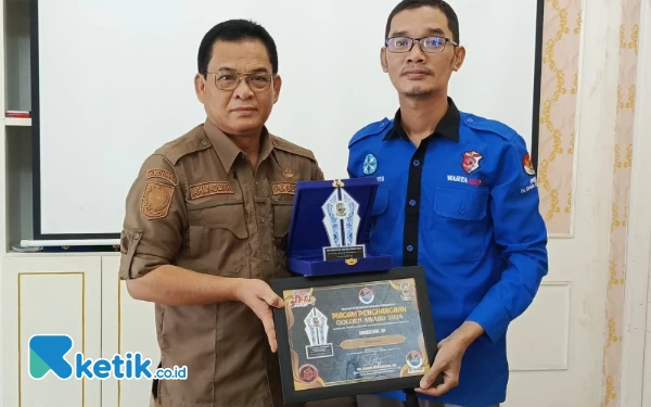 Thumbnail Berita - Pj Bupati Simeulue Raih Golden Award 2024 dari IWOI