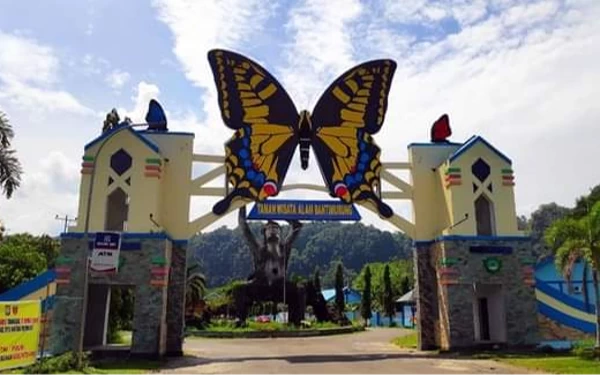 Thumbnail Tak Jauh dari Bandara Hasanuddin, Air Terjun Bantimurung Cocok untuk Pemandian Keluarga