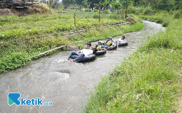 Thumbnail Berita - Serunya Wisata Batu Tubing, Susuri Sungai Sepanjang Dua Kilometer