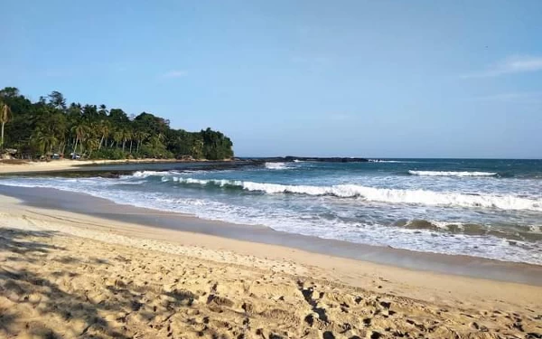 Thumbnail Liburan ke Pantai Legon Pari dengan Pasir Putih dan Bersih