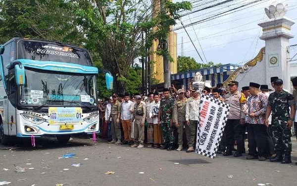 Thumbnail Pemberangkatan 653 Jemaah Haji Bangkalan Dapat Pengamanan Ekstra