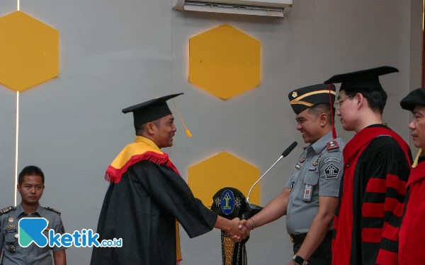 Thumbnail Berita - Keren! Belasan Warga Binaan Lapas I Madiun Diwisuda, Dapat Gelar D1 Teologi