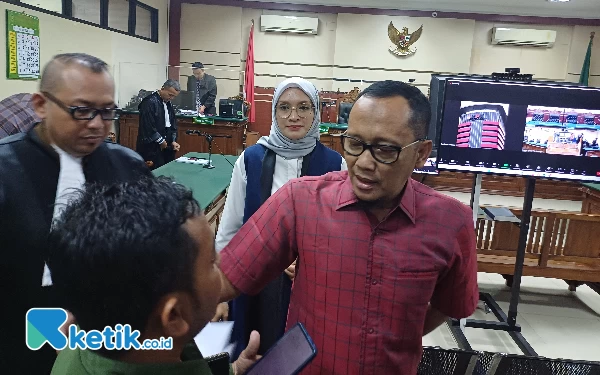 Thumbnail Berita - Mantan Bupati Probolinggo dan Suami Jalani Sidang Perdana Kasus Gratifikasi dan TPPU