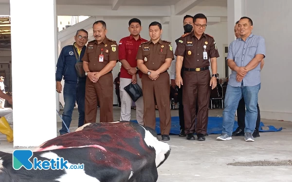 Thumbnail Berita - Berharap Keberkahan, Kejari Kota Batu Sembelih Hewan Kurban di Gedung Baru