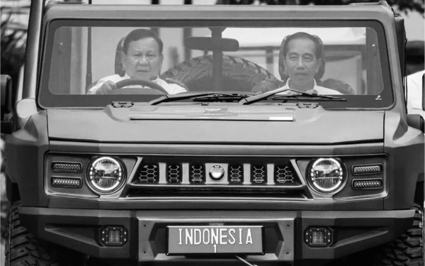 Thumbnail Berita - Presiden Jokowi Ulang Tahun, Prabowo Ucapkan Selamat dengan Foto Kebersamaan Nuansa Hitam Putih