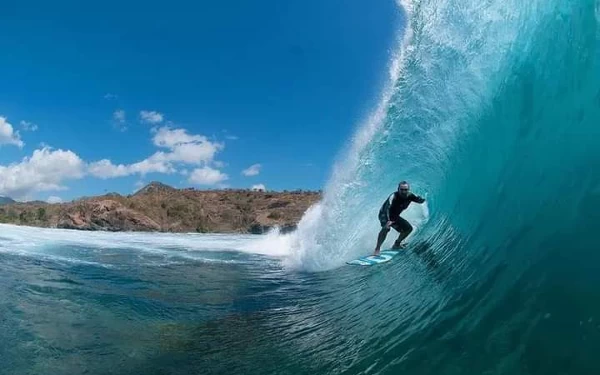 Thumbnail Berita - Eksotika Pantai Maluk di Sumbawa Barat, Kerap Dikunjungi Peselancar Dalam dan Luar Negeri