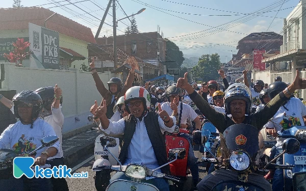 Thumbnail Berita - Naik Vespa, Cak Nur Daftar Bacawali Kota Batu ke DPC PKB