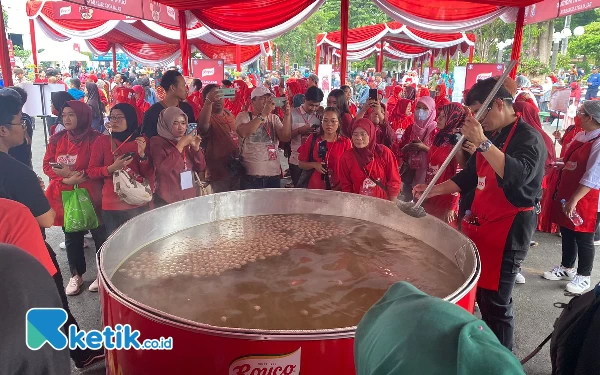 Thumbnail Berita - Masyarakat Surabaya Membludak, Pemkot dan Royco Bagikan 1.500 Porsi Bakso Gratis