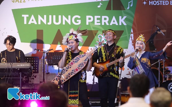 Thumbnail Berita - Duh! Romantisnya Lantunan Musik dengan Panorama Pelabuhan di Tanjung Perak Jazz 2024