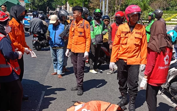 Thumbnail Tersenggol Motor dan Tertabrak Mobil, Pria 54 Tahun Tewas di Jalan Pahlawan Surabaya