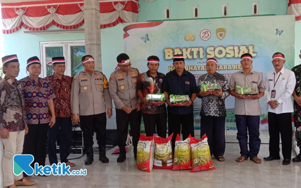 Thumbnail HUT Bhayangkara, Polres Bangkalan Berbagi Bibit dan Sembako ke Petani