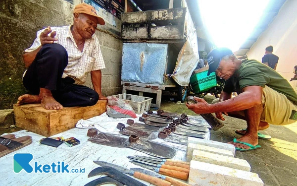 Thumbnail Berita - Alat Pertanian di Pacitan Naik Harga, Sabit Tetap Jadi Bestie Petani