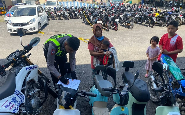 Thumbnail Berita - Pemakaian Sepeda Listrik di Jalan Raya Langgar Permenhub, TRC Satlantas Polres Bangkalan Lakukan Penertiban