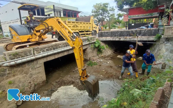 Normalisasi Drainase di Pacitan Kembali Optimal Usai Terhambat Hujan