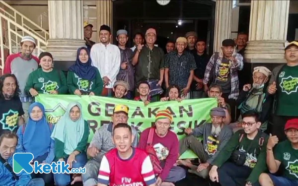 Thumbnail Berita - Gerakan 30 Relawan, GRRM Gandeng Ketik Media Bersihkan Masjid Al Hikmah Rangkah Surabaya