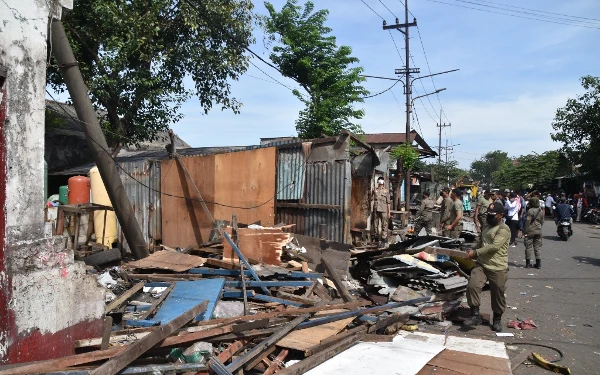 Usai Penertiban PKL Pasar Loak Dupak, Pemkot Siagakan Personel Untuk Pengamanan