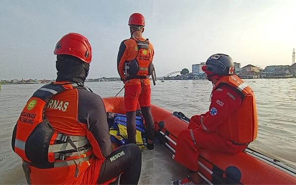 Thumbnail Berita - Terpeleset, Pekerja Perbaikan Jembatan Ogan 1 Palembang Tenggelam