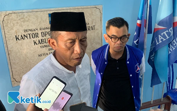 Thumbnail Berita - Kelik Kembalikan Formulir Pendaftaran Calon Bupati Blitar ke Partai Demokrat