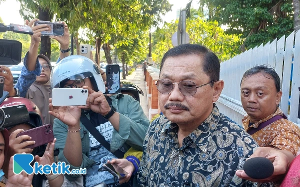 Thumbnail Berita - Suarakan Penolakan Dokter Asing, Unair Pecat Dekan FK Budi Santoso