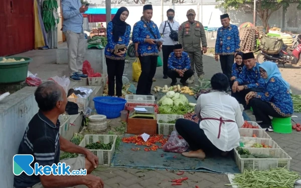 Thumbnail Berita - Dorong Perekonomian, Bupati Blitar Mak Rini Ajak ASN Belanja di Pasar Tradisional