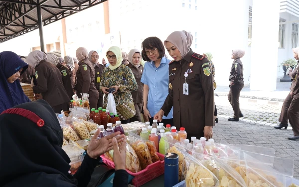 Semarakkan HBA Ke-64 dan HUT Ke-24 IAD, Kejati DIY Gelar Bazar Murah