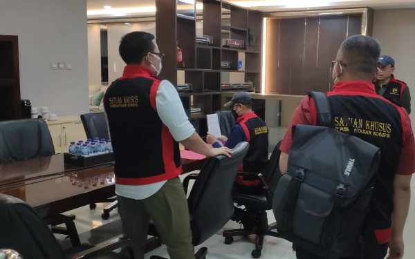 Thumbnail Berita - Penyidik Pidsus Kejati Jatim Geledah Kantor PT INKA, Ada Apa?