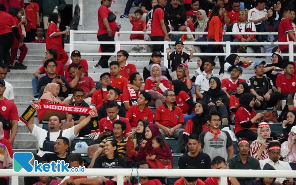 Thumbnail Tribun di Gelora Bung Tomo (GBT) dipadati suporter Indonesia, Sabtu (20/7/2024). (Foto: Khaesar/Ketik.co.id)