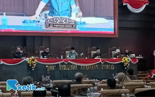 Dikabarkan Jadi Tersangka di KPK, Pimpinan DPRD Jatim Muncul di Paripurna