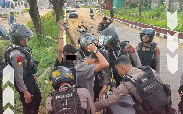 Thumbnail Berita - Lagi Indehoy Enak-Enakan, Polres Cianjur Amankan Penjual dan Pengguna Minuman Keras