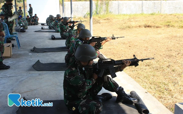 Thumbnail Berita - Asah Naluri Tempur, Prajurit Lanal Batuporon Latihan Menembak Laras Panjang