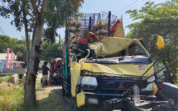 Thumbnail Berita - Sopir Truk Ayam Mengantuk, Tabrakan Beruntun Akibatkan Korban Luka di Bangkalan