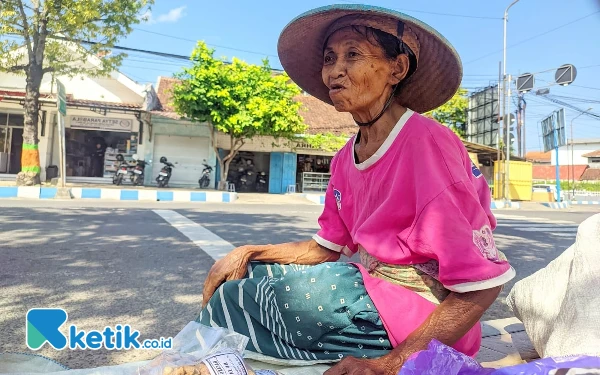 Thumbnail Berita - Cerita Penjual Kacang Pacitan: Setiap Sujud Minta Rezeki Anak Dilancarkan