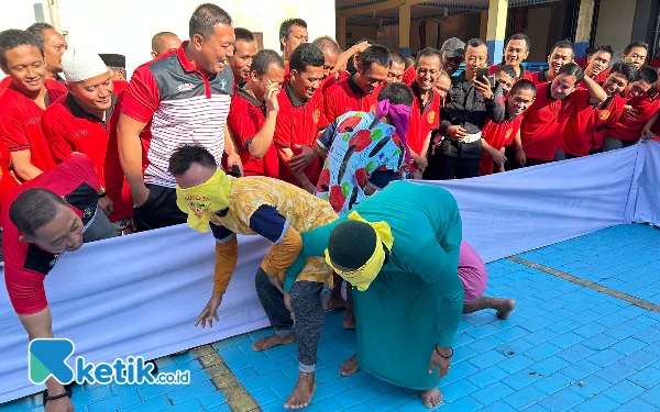 Thumbnail Berita - Diikuti Warga Binaan dan Petugas, Lomba Tangkap Bebek di Rutan Situbondo Penuh Canda Tawa