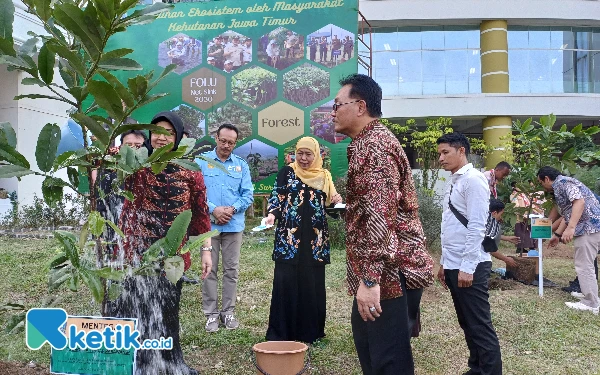 Thumbnail Berita - Gemakan Sedekah Oksigen, Pj Gubernur Jatim Ajak Masyarakat Tanam Pohon