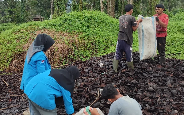 Thumbnail Mahasiswa Polije Sulap Limbah Perkebunan Jadi Pestisida Asap Cair