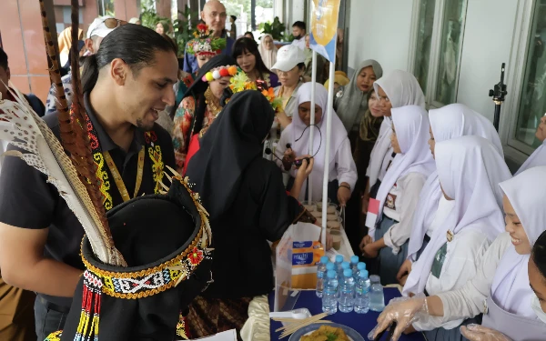 Thumbnail Berita - Keren! Siswa SMAN 16 Samarinda Pamer Masak Kue Tradisional Depan Peserta EBIFF Mesir