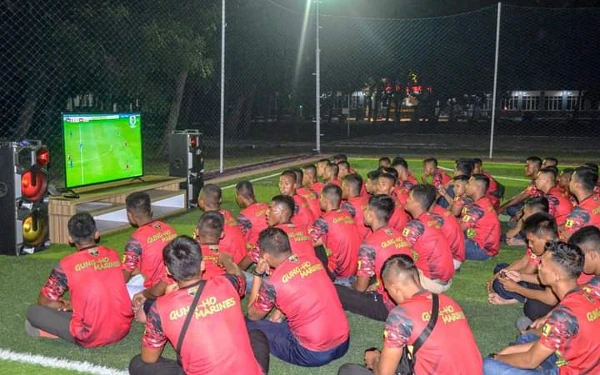 Potret Kebersamaan Prajurit TNI Nobar Final Timnas Indonesia U-19 vs Thailand